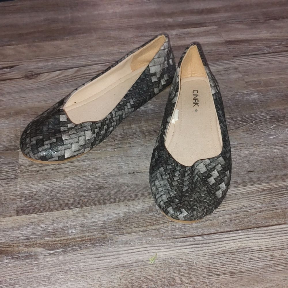 Cinak  various shades of gray silver   flats  Sz 9